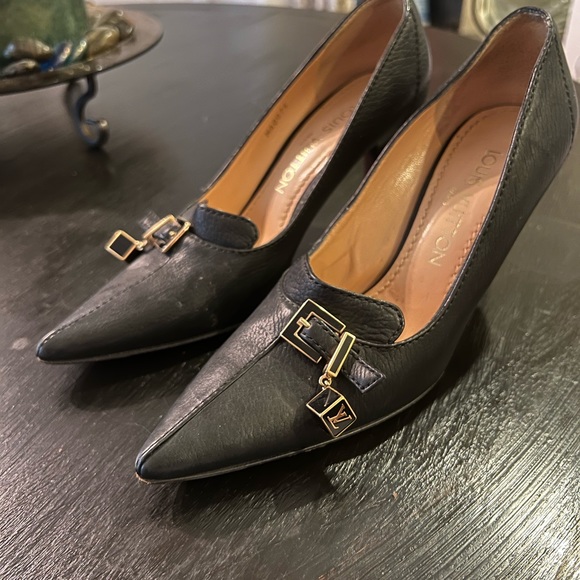 Black 5.5 Louis Vuitton pump cube charm used but in good condition. - Picture 4 of 5